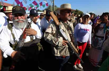 Líderes. Hipólito Mora (d) y Estanislao Beltrán 'Papá Pitufo' (i), fundadores del Movimiento de Autodefensas en Michoacán.