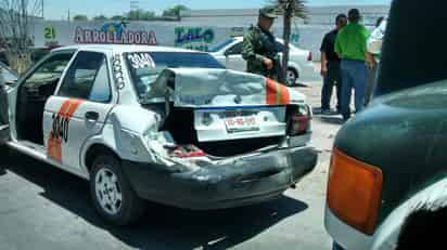 Accidente. El taxi quedó destrozado de la cajuela luego de que el camión lo chocó por alcance.