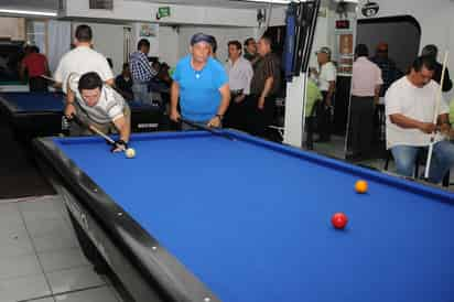 Una gran respuesta de participantes tuvo el torneo de billar, donde los competidores se brindaron al máximo y pusieron todos sus conocimientos en juego sobre las mesas para buscar ganar. (Fotografías de Jesús Galindo López)