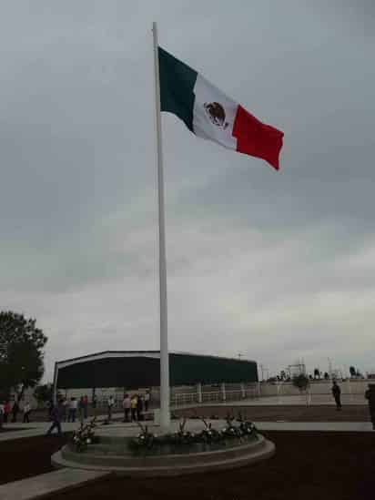 Símbolo. El símbolo patrio se izó en la Unidad Deportiva en donde permanecerá para que los maderenses puedan apreciarla. (CORTESÍA)