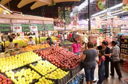 Crisis. La desaceleración económica está golpeando el consumo de mexicanos al caer, tanto las ventas al mayoreo y menudeo.