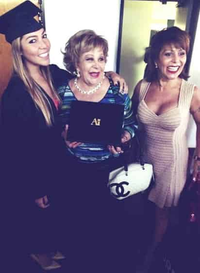 Su abuela y su madre estuvieron presentes en la fiesta de graduación.