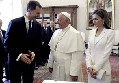 El pontífice recibió a los reyes Felipe VI y Letizia Ortiz en la Sala del Troneto, la antecámara de la biblioteca papal. (EFE) 