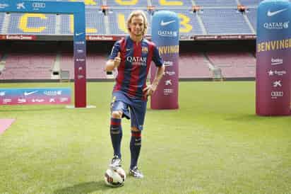 Luego de firmar un contrato por cinco años el martes, Rakitic dijo 'el título del año pasado con el Sevilla me abrió una puerta y espero que este sea el primer paso'. (EFE)