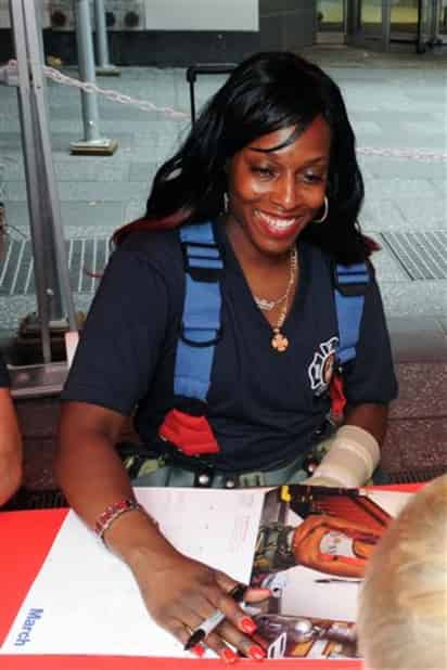 Danae Mines, de la estación en el sur de Bronx, es Miss Marzo. (AP)