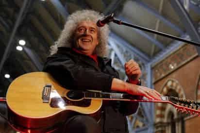 El músico y astrofísico británico Brian May, miembro fundador de la banda Queen, y quien es considerado uno de los guitarristas más grandes y originales de la historia, festeja su cumpleaños número 67, tras rendir homenaje a su ex representante Norman Sheffield, quien murió el mes pasado. (ARCHIVO)