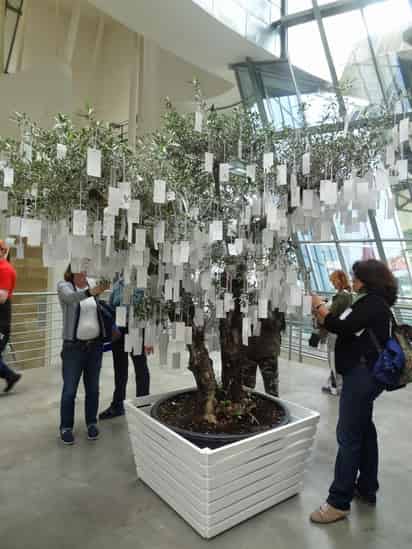 Interacción. Una de las características de la retrospectiva de Yoko Ono en el Guggenheim de Bilbao, es que hace partícipe al espectador. 