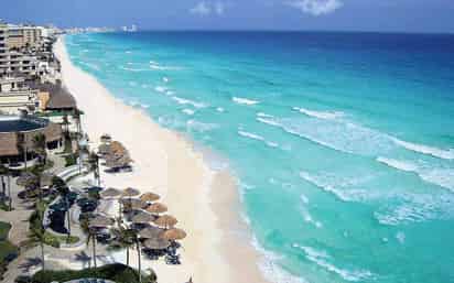 L playa Delfines es visitada diariamente por un promedio de tres mil 500 personas y anualmente, por un millón. (Archivo)