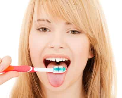 La lengua está formada por papilas gustativas en las que hay pequeñas grietas en las que, si no tienen una adecuada higiene, se acumulan residuos de alimentos y bacterias que producen mal olor. (ARCHIVO)