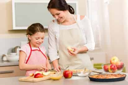 La alimentación debe ser variada y debe incluir al menos los 3 grupos de alimentos de acuerdo al “Plato del bien comer”, es decir, frutas y verduras, cereales, leguminosas y productos del origen animal. (ARCHIVO)