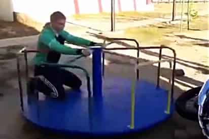 El muchacho no puede controlar su pierna por la fuerza centrífuga y ésta termina impactándose brutalmente contra la motocicleta. (YouTube)