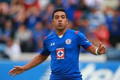 Marco Fabián podría ver frustrado su sueño de emigrar al futbol de Europa toda vez que el club sigue sin recibir ofertas por él. Marco Fabián de la Mora se queda en Cruz Azul