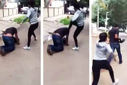 La chica enfrenta al acosador sin miedo alguno y de pasada le propina una patada en el rostro. (YouTube)