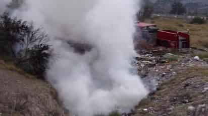 Personal del Cuerpo de Bomberos acudió al lugar para sofocar el incendio que amenazaba los cables de alta tensión que pasan por el lugar. (EL SIGLO DE TORREÓN)