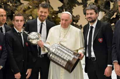 El Sumo Pontífice recibió una réplica de la Copa Libertadores, de manos del presidente del San Lorenzo. El Papa recibe al San Lorenzo