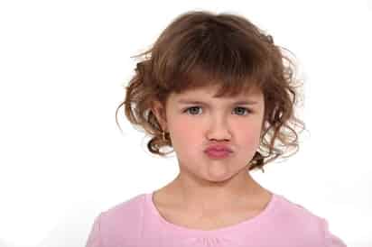 Ante un berrinche, los padres no deberían ignorar al niño, toda vez que esto podría afectar su autoestima, y también es necesario hacerle saber que el berrinche es la situación inaceptable y no él como persona. (ARCHIVO)