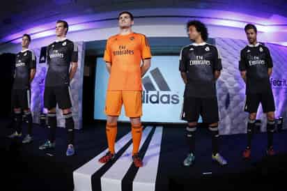 La camiseta es en color negro con los vivos en blanco y el cuello de la misma tonalidad, además de contar con dos dragones entrelazados en la parte media de la prenda. (EFE)