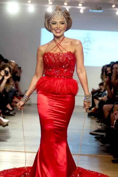 Gloria Trevi cerró el desfile de Adolfo Sánchez con un ceñido vestido rojo largo de cola adornada con pedrería. (EFE) 