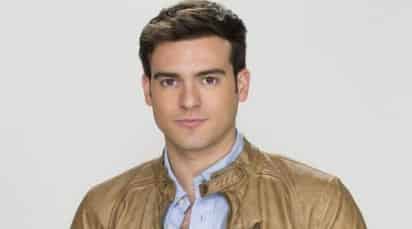 El actor presentará a su hijo Pablo en la revista ¡Hola! por medio de una sesión de fotos en la que aparecen los tres.