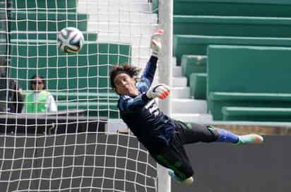 Guillemo Ochoa será el portero titular, pese a no tener actividad con su equipo el Málaga de España. (Notimex)