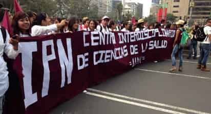 Estudiantes del Instituto Politécnico Nacional (IPN) marcha rumbo a la Plaza de las Tres Culturas, en Tlatelolco. (El Universal)