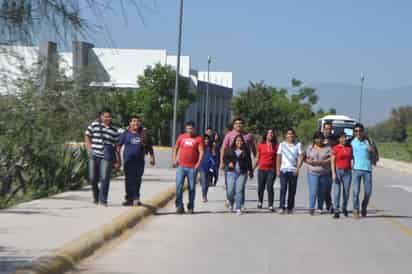 Tomadas. Un grupo de jóvenes alumnos toma las instalaciones de la UTL.