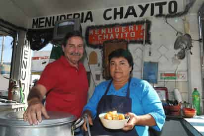 Delicia. Todos los días, Santiago y Chayito ofrecen su menudo con una pieza de pan francés para empezar el día con ánimo.