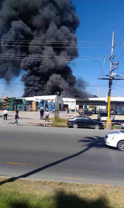 La empresa Henniges, Automotive, Mexico, S.A de C.V, dedicada a la elaboración de autopartes, fue consumida por el fuego esta tarde. (El Siglo de Torreón)