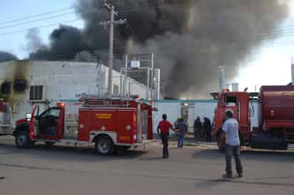 Incendio. Fuego consume empresa dedicada a la elaboración de autopartes, no hay lesionados.  