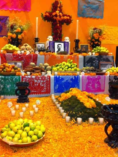 Los altares de muertos no sólo son una ofrenda para los difuntos, sino que además son la representación iconoplástica de la cultura mexicana sobre la muerte. (ARCHIVO)