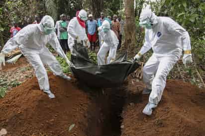 Según el último recuento de la Organización Mundial de la Salud (OMS), la epidemia de ébola que afecta a Guinea Conakry, Liberia y Sierra Leona ha infectado a unas 9,000 personas, de las cuales unas 4,000 han fallecido. (ARCHIVO)