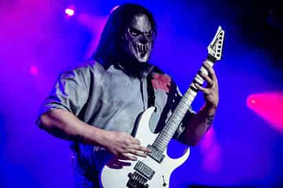 Mick Thomson en todas las presentaciones toca con sus propias guitarras, algunas con palabras como 'Hate', y otras en colores blanco, verde, azul, rojo y neutro, entre otros. (ARCHIVO)