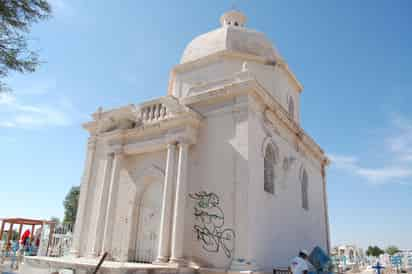 Grafiti. Paredes del exterior de la capilla y al interior del lugar donde están las criptas, han sido dañadas por grafiti.