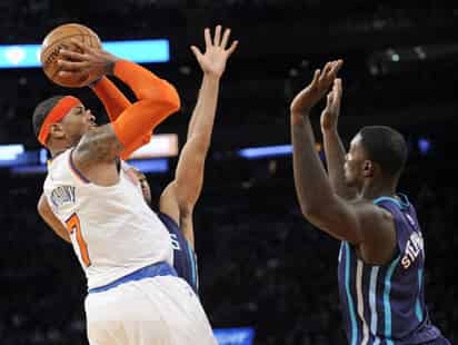 Carmelo Anthony es el sexto jugador más joven en alcanzar los 20 mil puntos en la NBA, ayer superó la cifra al anotar 28 ante los Hornets. (AP)