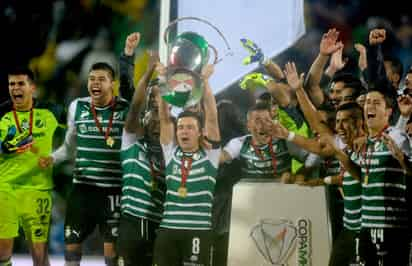 Tras el cotejo, el mediocampista Juan Pablo Rodríguez fue el encargado de recibir el galardón que acredita al conjunto lagunero como el nuevo monarca de la Copa MX, después de eso todo fue alegría en la cancha del Estadio Corona. (Fotografías de Ramón Sotomayor y Jesús Galindo López)