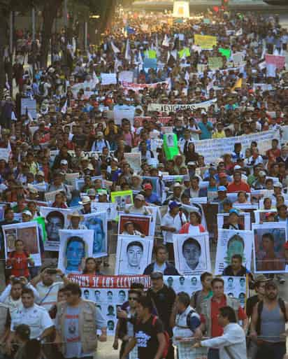 Unidad.  Miles de jóvenes mexicanos marcharon por el corazón del DF para unirse en un solo grito: Ayotzinapa.