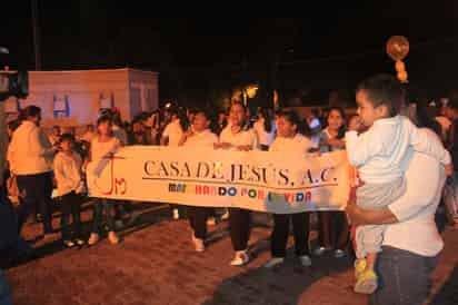 La marcha que partió de la Fuente del Pensador de la Alameda Zaragoza hasta la Plaza Mayor, estuvo encabezada por la asociación Provida, Casita de María y Casa de Jesús, A.C., así como por varias instituciones educativas. (El Siglo de Torreón)