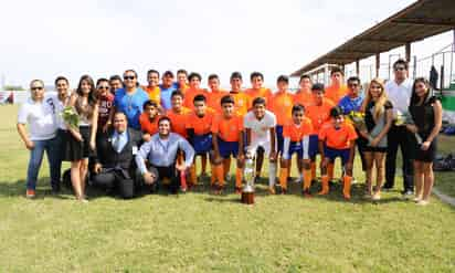 Integrantes de los Constructores de Gómez Palacio posan con el trofeo de campeón de la Copa Multiversidad. Constructores vencen en la final de Copa Multiversidad