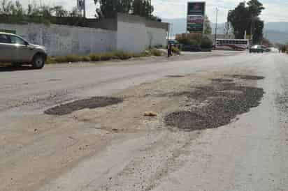 Rudimentaria. El Municipio repara los baches colocando piedritas, pero no chapopote, denuncian. 