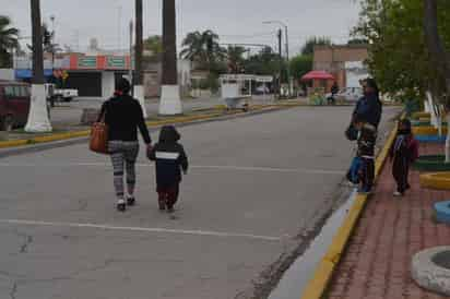 Exhorto. Profesores solicitan a los padres de familia que abriguen bien a sus hijos durante el frío. 