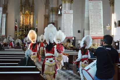 Inicia la tradición. Los danzantes acuden a recibir la bendición ante la Virgen de Guadalupe.