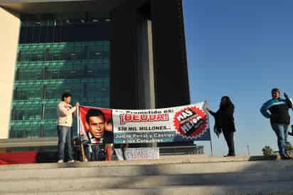 Los manifestantes se ubicaron poco después de las 9 de la mañana en los accesos de la presidencia para impedir el ingreso a las instalaciones, sin embargo, sí están permitiendo la salida del inmueble. ( El Siglo de Torreón)