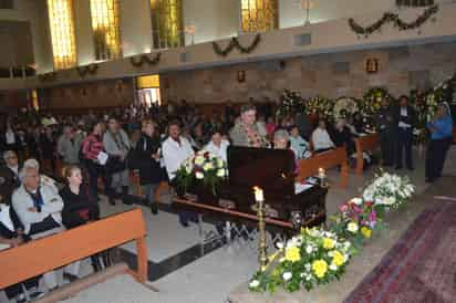 Fieles. Acudieron el día de ayer a la Catedral de Nuestra Señora del Carmen. 