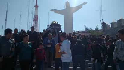 Sus familiares más cercanos y fieles católicos que lo acompañaron durante años acudieron hoy a darle una emotiva despedida. (EL SIGLO DE TORREÓN)