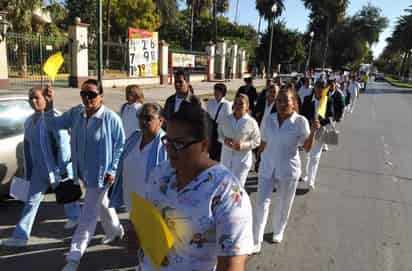 Los manifestantes aseguran que las declaraciones del presidente de la república Enrique Peña Nieto en donde asemejó la Enfermería con el oficio de artesano 'es una ofensa'. (El Siglo de Torreón)
