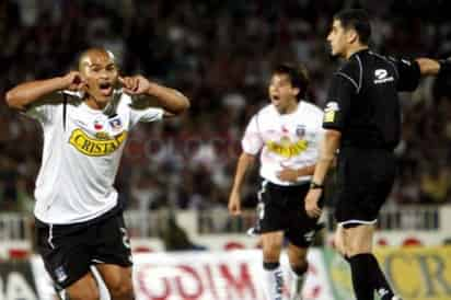 Suazo vestirá por segunda ocasión la playera del Colo Colo. (www.colocolo.cl)