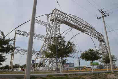 La estructura se mantiene en el olvido de las autoridades a pesar de que se detalló que sería removida por completo a partir de septiembre pasado. (EL SIGLO DE TORREÓN)