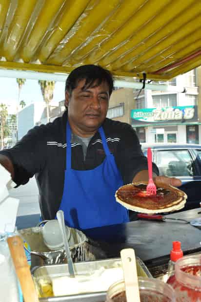 DULCE ANTOJO. Carlos prepara su propia mezcla, la cual asegura es de sus padres pero ya está mejorada.