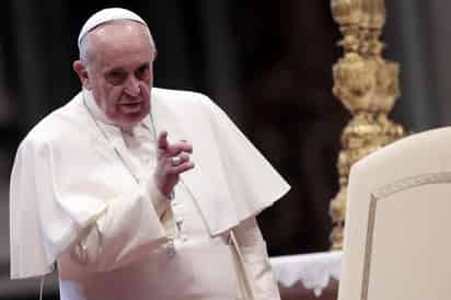Francisco aseguró que el nacimiento y el árbol, como signos característicos de la Navidad, tocan el corazón de todos porque brindan un mensaje de esperanza, incluso para aquellos que son incrédulos. (EFE)
