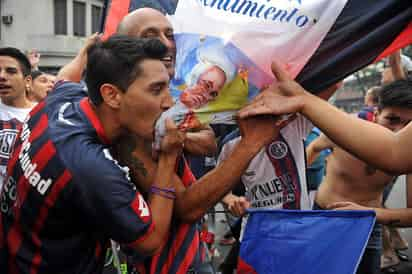 Las lágrimas y los cánticos fueron un denominador común en los simpatizantes de San Lorenzo, que se dieron cita en la mítica intersección de las avenidas San Juan y Boedo, en Buenos Aires, Argentina. (EFE)